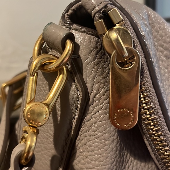 MARC JACOBS Q Natasha Pebbled Leather Gray Crossbody Bag Gold Hardware EUC - Picture 5 of 15